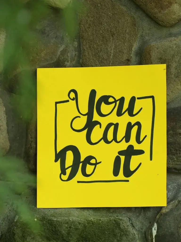 a yellow sticky note with the phrase "you can do it" written on it 